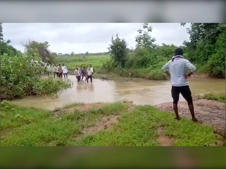 चंद्रपूर जिल्ह्यातील करंजी गावात पुराच्या पाण्यातून अंत्ययात्रा काढावी लागल्याची घटना समोर आली आहे.