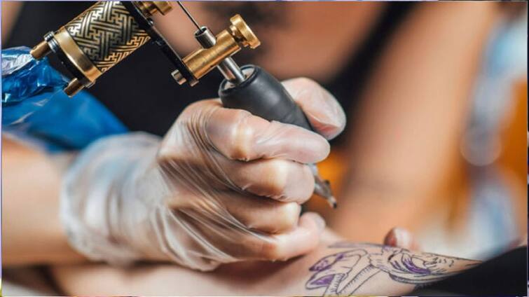 Tattoo: Are you also fond of tattooing? But first know its disadvantages Tattoo Lovers : ਕੀ ਤੁਸੀਂ ਵੀ ਹੋ ਟੈਟੂ ਬਣਵਾਉਣ ਦੇ ਸ਼ੌਕੀਨ ? ਪਰ ਪਹਿਲਾਂ ਇਸਦੇ ਹੋਣ ਵਾਲੇ ਨੁਕਸਾਨਾਂ ਨੂੰ ਜਾਣ ਲਓ