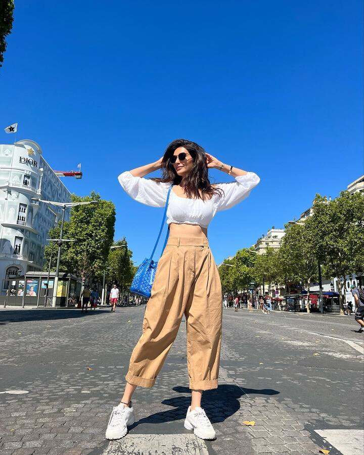 लूक पूर्ण करण्यासाठी, अभिनेत्रीने हलका मेकअप केला आहे आणि तिचे केस मोकळे सोडले आहेत.(फोटो सौजन्य :karishmaktanna/इंस्टाग्राम)