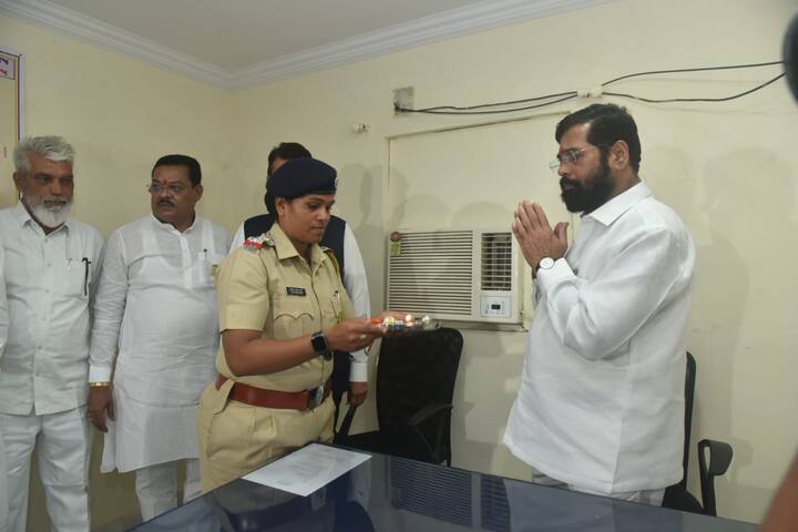 मंत्रालयात मुख्यमंत्री शिंदे आणि देवेंद्र फडणवीस यांनी देखील रक्षाबंधनाचा सण साजरा केला.