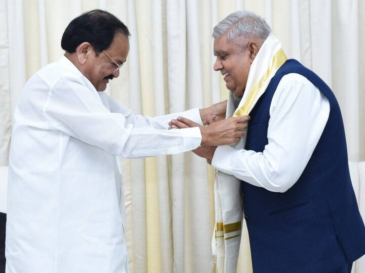 गौरतलब है कि जगदीप धनखड़ पहली बार जनता दल के टिकट पर झुंझुनू से सांसद चुने गए थे. 1990 में चंद्र शेखर सरकार में उन्हें केंद्रीय मंत्री की भी जिम्मेदारी मिल चुकी है. 1993 से 98 तक धनखड़ विधायक भी रहे. केंद्र ने उन्हें 20 जुलाई 2019 को पश्चिम बंगाल का राज्यपाल नियुक्त किया था.