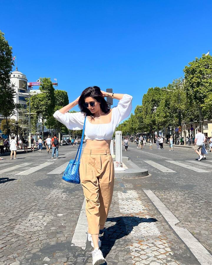 यादरम्यान करिश्मा तिची परफेक्ट फिगर दाखवत आहे. येथे अभिनेत्री वेगवेगळे लूक दाखवून आपले सौंदर्य पसरवत आहे. या लूकमध्ये करिश्मा खूपच ग्लॅमरस आणि हॉट दिसत आहे.(फोटो सौजन्य :karishmaktanna/इंस्टाग्राम)