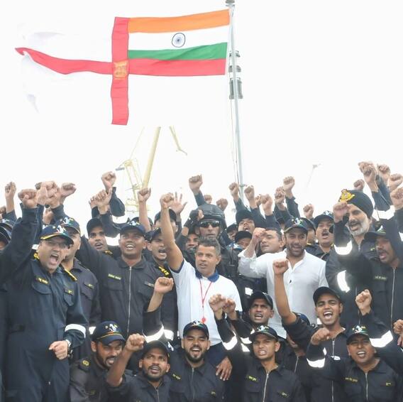 Salman Khan With Indian Navy: सलमान ने नेवी के जवानों के साथ बिताया वक्त, भाईजान ने कुछ इस तरह की मस्ती, रोटियां भी बनाईं