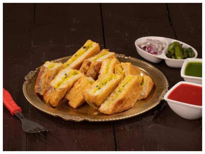 ब्रेड पकोड़ा: स्ट्रीट फूड को आप रक्षाबंधन की शाम के नाश्ते में घर पर बना सकते हैं. इसमें आप स्टफिंग के लिए आलू और पनीर का इस्तेमाल करेंगी तो स्वाद और बढ़ जाएगा.