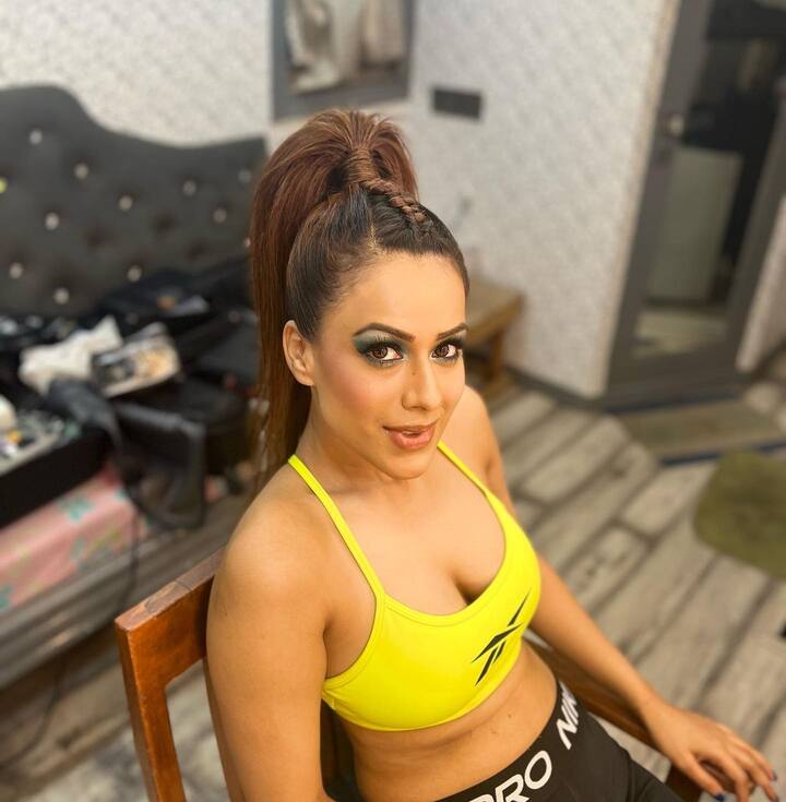 या लूकमध्ये ती खूपच हॉट दिसत आहे. नियाचे चाहते तिच्या अभिनयाचे कौतुक करताना थकत नाहीत. आता अभिनेत्रीचे हे फोटो सोशल मीडियावर मोठ्या प्रमाणात व्हायरल होत आहेत.(फोटो सौजन्य :niasharma90/इंस्टाग्राम)