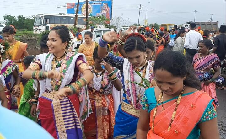 गावकरी हे आपल्या छोट्या मासेमारी होड्या घेऊन नारळ मिळविण्याचा प्रयत्न करीत होते. यामुळे नारळी पौर्णिमेच्या निमित्ताने धरमतर पुलावर जत्राच भरल्याचे चित्र दिसून आले होते.