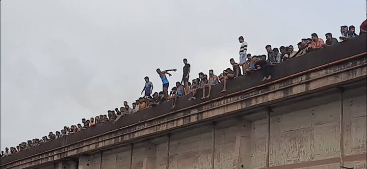 नारळी पौर्णिमेचा उत्सव हा आगरी - कोळी समाजाचा आनंदाचा उत्सव मानला जातो. रायगड जिल्ह्यातील पूर्व भागात आगरी कोळी समाज हा मोठ्या प्रमाणात दिसून येतो. खाडी आणि समुद्रालगत राहणार हा समाज शेती, मिठागर आणि मासेमारी करीत उपजीविका करत असतो.