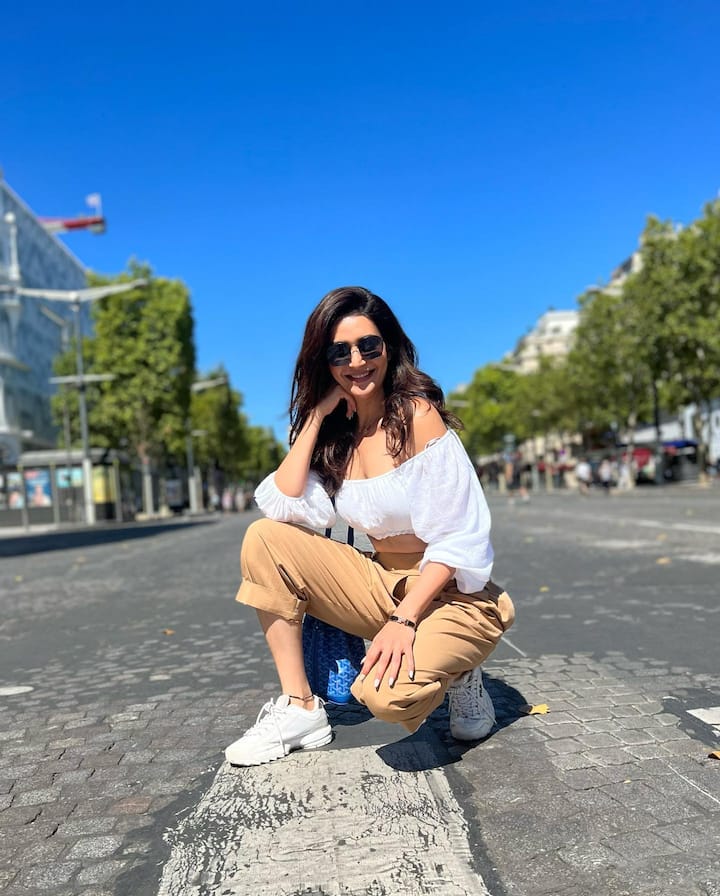 इंस्टाग्रामवर शेअर केलेल्या फोटोंमध्ये करिश्मा पांढऱ्या रंगाचा क्रॉप टॉप आणि क्रीम पँट घातलेली दिसत आहे.(फोटो सौजन्य :karishmaktanna/इंस्टाग्राम)