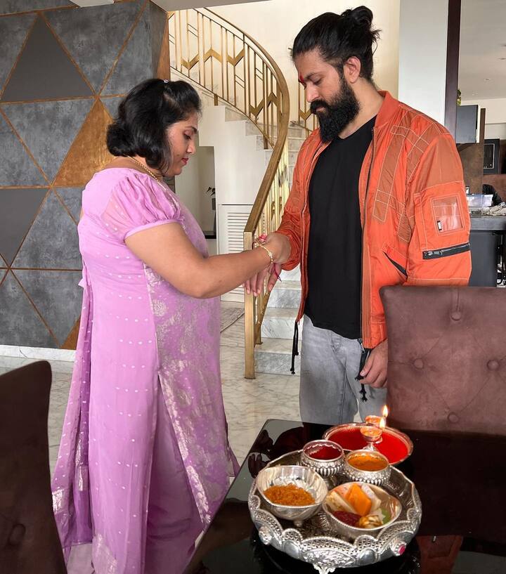 यशच्या बहिणीनं यशला राखी बांधून त्याचं औक्षण केलं.  (yash/instagram)