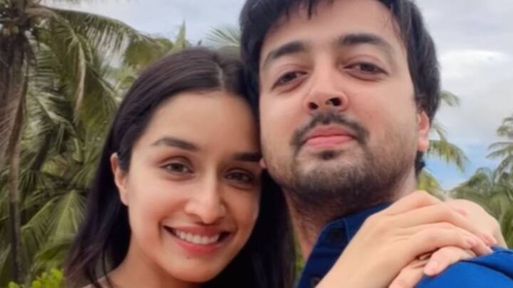 এদিন আর এক ভাই প্রিয়াঙ্ক শর্মার হাতেও রাখি পরিয়ে দিয়েছেন শক্তি কাপুর-কন্যা।