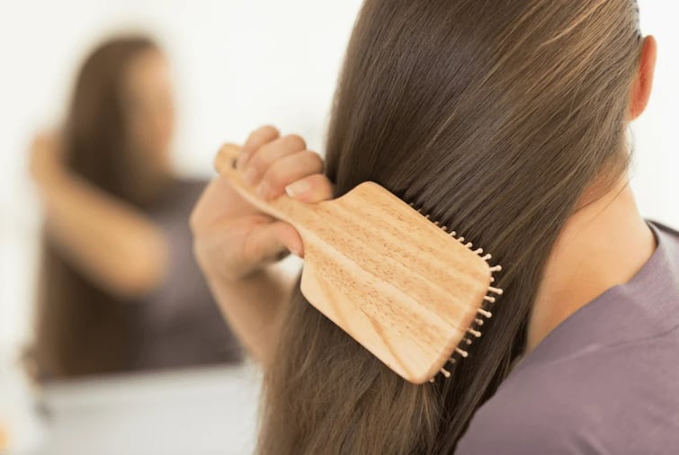 Follow these tips to get rid of hair fall in monsoons Hair Fall in Rainy Season: ચોમાસાની ખરી શકે છે તમારા વાળ, જાણો તેનાથી બચવાના ઉપાયો