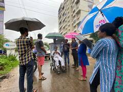 Photo : व्हीलचेअरवर निघालीय विद्यार्थ्यांसाठी शिक्षणवारी