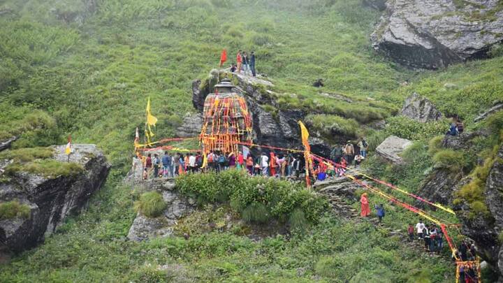 इसके बाद पति को इससे मुक्त कराने के लिए मां लक्ष्मी पाताल लोक पहुंची और राजा बलि को राखी बांधी जिसके बाद पाताल लोक से आकर भगवान यहीं विराजमान हुए थे.