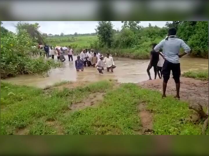 सध्या जिल्ह्यातील विविध भागात होत असलेल्या मुसळधार पावसाने नदी-नाल्यांनी पात्र सोडले आहे. याचा फटका अंत्ययात्रेच्या मार्गाला बसला.