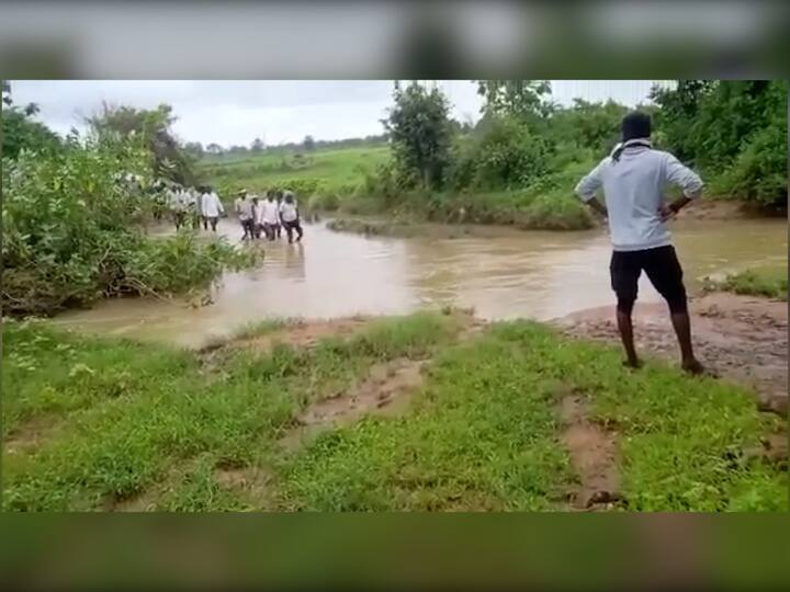 जवळचा नाला फुगला आणि यातून वाट काढून नागरिकांना स्मशानभूमी गाठावी लागली. स्थानिकांनी गुडघाभर पाण्यातून वाट काढत तिरडी कशीबशी सांभाळत अंत्यसंस्कार केले.