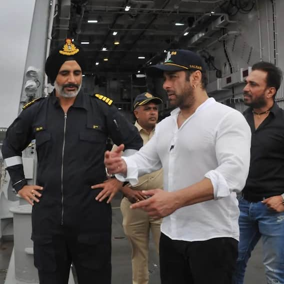 Salman Khan With Indian Navy: सलमान ने नेवी के जवानों के साथ बिताया वक्त, भाईजान ने कुछ इस तरह की मस्ती, रोटियां भी बनाईं