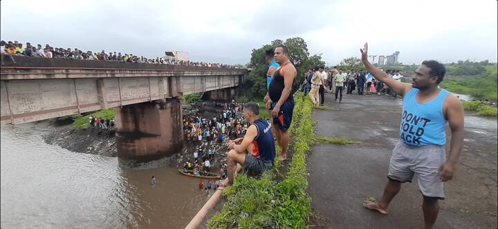 तरुणांचा हा थरार पाहण्यासाठी अनेक गावकरी हे पुलाच्या दुतर्फा गर्दी केली होती. तर पुलाच्या दुसऱ्या बाजूला देखील अशीच चढाओढ दिसून आली.