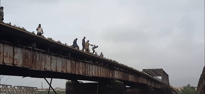 'नारळी पौर्णिमे'चा उत्सव राज्यभरात साजरा केला जात असताना रायगड जिल्ह्यातील अलिबाग तालुक्यातील हा उत्सव काहीसा थरारक पद्धतीने साजरा केला जातो.