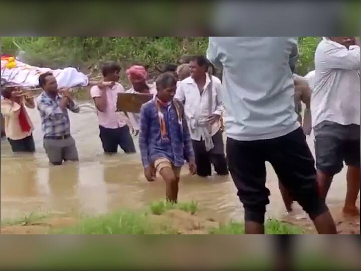 गोंडपिपरी तालुक्यातील करंजी गावात स्मशानभूमीला जोडणाऱ्या पायवाटेवर पुलाची निर्मिती रखडली आहे.