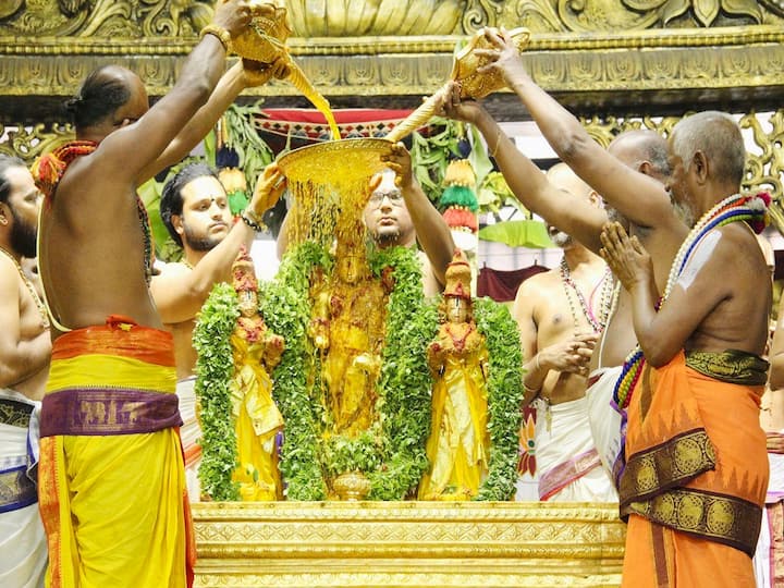 Thurs Day Special pooja in Tirumala and Rush   Tirumala Rush: తిరుమలలో ఘనంగా పూలంగి సేవ, సాధారణంగా కొనసాగుతున్న రద్దీ!