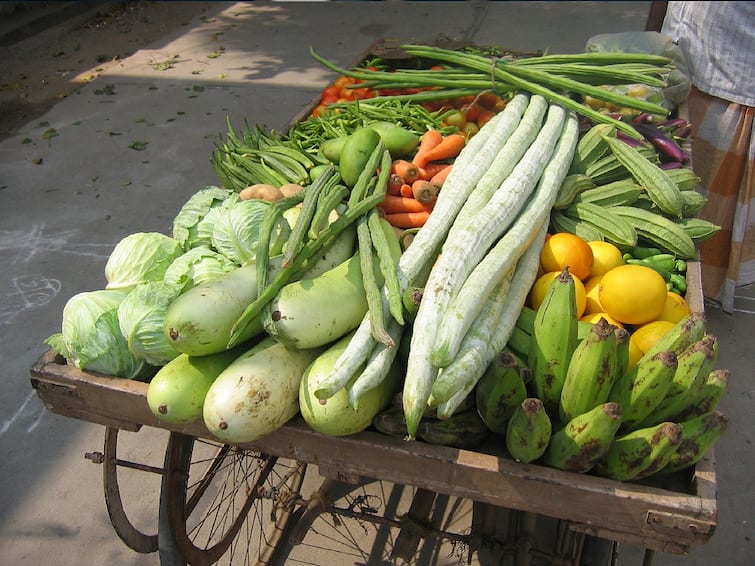 vegetables price list today 11th August 2022 vegetable rate today in chennai Vegetables Price List: பயமுறுத்தும் பீன்ஸ் விலை... பாவமாய் பாவற்காய்.. இன்றைய காய்கறி விலை நிலவரம்!