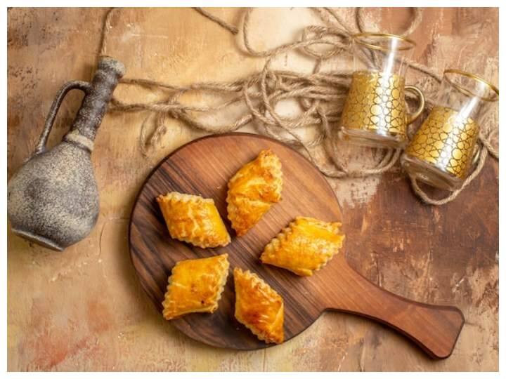 कॉर्न्स की रेसिपी: कॉर्न्स को उबालकर इसमें नमक, मिर्च, चाट मसाला, नींबू का रस, धनिया की पत्ती कटी हुई और हरी मिर्च डालें और मिक्स कर इसका मजा लें.