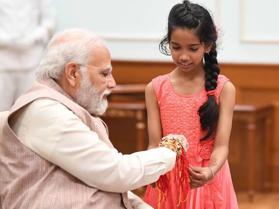 Raksha Bandhan 2022: पीएम मोदी ने सफाईकर्मी, माली और वाहन चालकों की बेटियां से बंधवाई राखियां, देखें फोटो