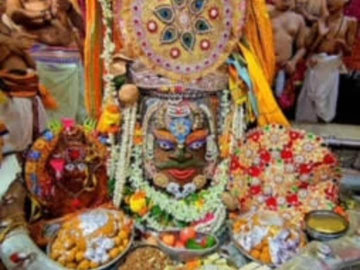 Ujjain Madhya Pradesh Raksha Bandhan festival started by tying Rakhi to Lord Mahakal during Bhasma Aarti ANN Ujjain News: भस्म आरती के दौरान भगवान महाकाल को राखी बांधकर हुई रक्षा बंधन की शुरुआत, लगा सवा लाख लड्डुओं का भोग