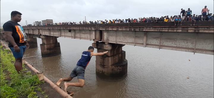 या निमित्ताने अलिबाग तालुक्यातील धरमतर पुलाजवळील शहाबाज, पेझारी, पोयनाड, वडखळ आणि पंचक्रोषीतील हजारो गावकरी हे समुद्राला नारळ अर्पण करण्यासाठी जमा झाले होते.