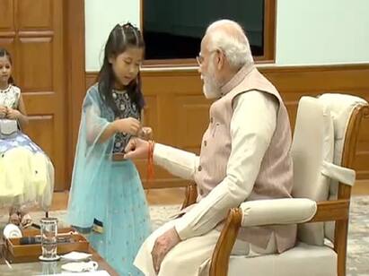 Watch Daughters Of Staff Members At PMs Office Tie Him Rakhi ரக்சா பந்தன் கொண்டாட்டம்...தோட்ட ஊழியர்களின் குழந்தைகளுடன் கொண்டாடிய பிரதமர் மோடி