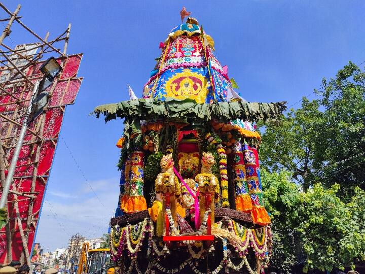 Aadi Festival: Pilgrimage was held at Mariamman Temple...Thousands of devotees pulled the chariot by a rope TNN சேலம்: மாரியம்மன் கோவில் திருத்தேரோட்டம் .. தேரை வடம் பிடித்து இழுத்த ஆயிரக்கணக்கான பக்தர்கள்