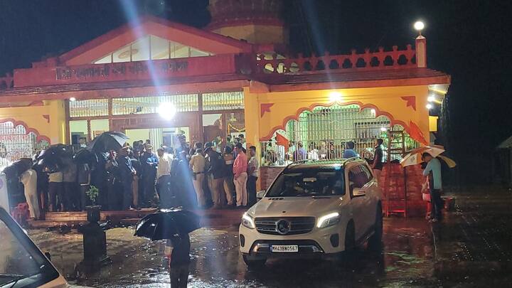 एकनाथ शिंदे यांच्यासोबत पत्नी, मुलगा खा.  श्रीकांत शिंदे, त्यांची सून आणि नातू सोबत होते.