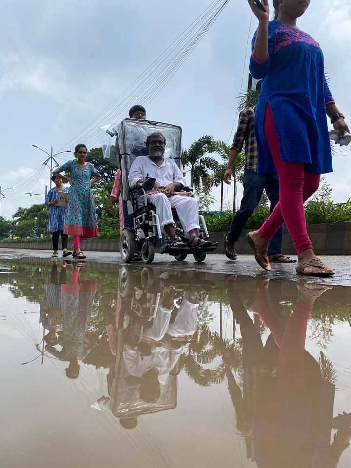 पायात रॉड असताना ही गेल्या अनेक वर्षांपासून विद्यार्थ्यासाठी झटणारे किशोर जगताप व्हीलचेअरवर ही यात्रा करत आहेत.