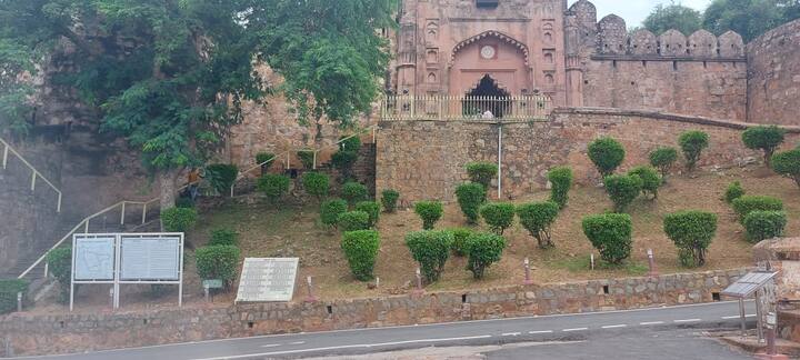हरगोविंद कुशवाहा बताते है कि ग्वालियर के पास जहां झांसी की रानी लक्ष्मीबाई का प्राणांत हुआ था वहां उनके साथियों ने चबूतरा बना दिया था. जब कैप्टन ह्यूरोज वहाँ से गुजरा तो कुछ लोगों को चबूतरा पर अगरबत्ती लगाते हुए देखा तो बोला यह क्या है. तो बताया गया यह रानी लक्ष्मीबाई की समाधि है यह सुनते ही ह्यूरोज ने तुरंत सर से हैट निकाल कर सैलूट करते हुए कहा 