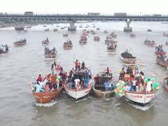 Tiranga Rally: 75 नावों में सवार होकर बीजेपी कार्यकर्ताओं ने सूरत के तापी नदी में निकाली 'तिरंगा यात्रा', देखें वीडियो