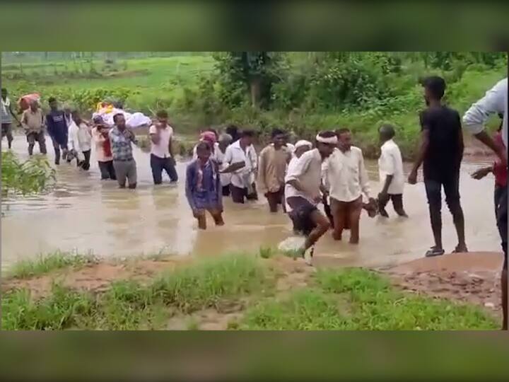 या प्रकारामुळे ग्रामीण भागातील रखडलेल्या प्रश्नांकडे लोकप्रतिनिधींचे मात्र दुर्लक्ष असल्याचे स्पष्ट झाले.