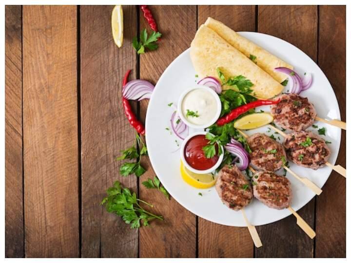 दही कबाब: वेज लोगों के लिए ये स्नैक का ऑप्शन सबसे बेस्ट है. दही के अलावा मसाले, जड़ी बूटियों और बेसन से तैयार होने वाला दही कबाब को आप हरी चटनी के साथ भाई को सर्व कर सकते हैं.