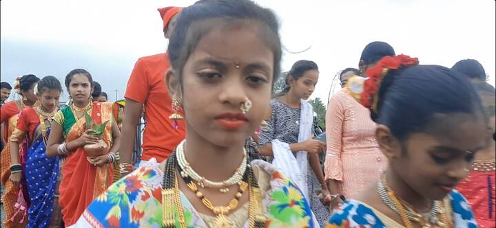 तर धरमतर जवळच्या जुन्या पुलावर गावकऱ्यांना जाण्यास बंदी करण्यात आल्याने गावकऱ्यांनी पुलाच्या खाली जाऊन समुद्राला नारळ अर्पण केले.