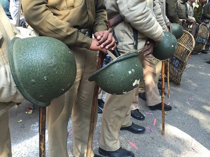 UP police constable Breaks Down Over Poor Quality Mess Food On Road Firozabad district twitter Manoj Kumar Yogi government 'Even Animals Won't Eat': UP Cop Breaks Down Over Poor Quality Mess Food, Police React