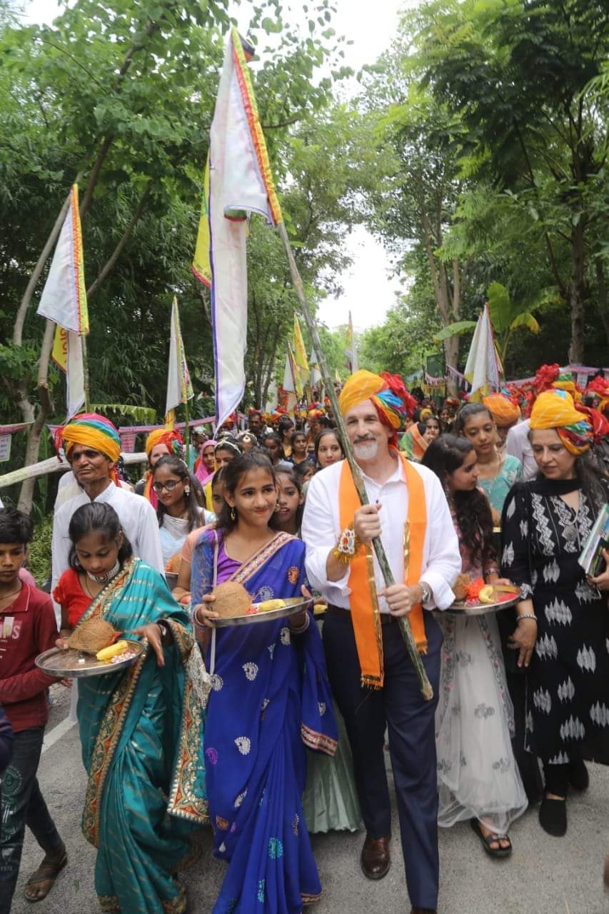 Rajsamand: राजस्थान के इस गांव में पेड़ों को बहनें मानती हैं अपना भाई, बांधती हैं राखी, जानें- कैसे शुरू हुई परंपरा?