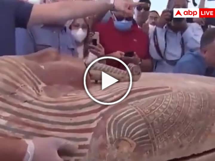 Archaeologists opened ancient coffins sealed 2500 years ago in Egypt video viral on social media Archaeologists ने इजिप्ट में खोला 2500 साल पहले बंद किया गया प्राचीन ताबूत, देखें वीडियो