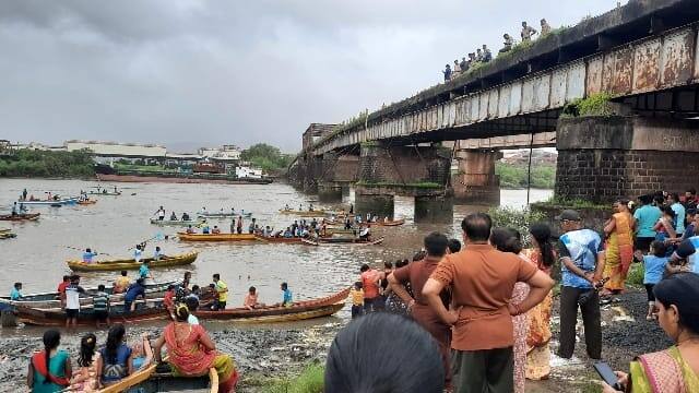 अलिबाग तालुक्यातील धरमतर पुलावर हजारो गावकरी एकत्र येतात आणि सागराला नारळ अर्पण करत असतात. याचवेळी गावातील काही तरुण हे सागराला अर्पण केलेला नारळ मिळविण्यासाठी तब्बल 40 ते 50 फूट उंचीवरील पुलावरून खाडीत उड्या मारून हा नारळ मिळविण्याचा थरारक प्रयत्न करताना दिसून येतात.