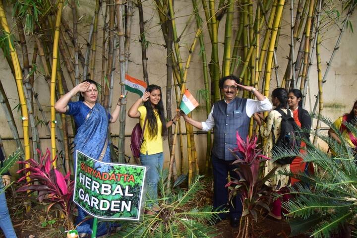 पुण्यातील सूर्यदत्त ग्रुप ऑफ इन्स्टिट्यूटमध्ये अनोख्या पद्धतीने रक्षाबंधनाचा सण साजरा करण्यात आला.