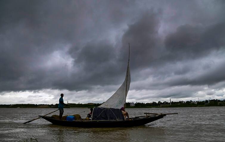 West Bengal Weather Forecast depression thunderstorm kolkata districts rain updates Weather Today: ফের বঙ্গোপসাগরে তৈরি হচ্ছে নিম্নচাপ, ভারী বৃষ্টির পূর্বাভাস একাধিক জেলায়