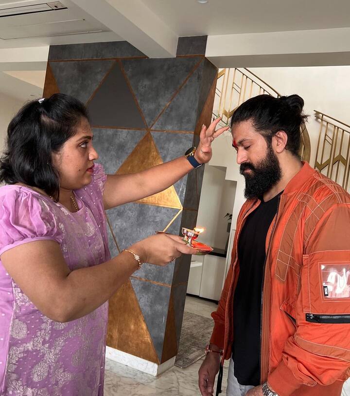 'भावंडे - नियतीने एकत्र आणले परंतु आयुष्यभर प्रेम आणि समर्थनाने बंधलेले. सर्वांना रक्षाबंधनाच्या हार्दिक शुभेच्छा'असं कॅप्शन यशनं या फोटोला दिलं आहे.  (yash/instagram)