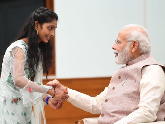 Raksha Bandhan 2022: पीएम मोदी ने सफाईकर्मी, माली और वाहन चालकों की बेटियां से बंधवाई राखियां, देखें फोटो