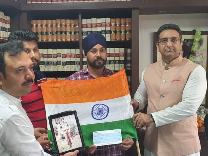 Delhi BJP leader Gaurav Bhatia met family member of martyr Late Sepoy Baldev Singh on Har Ghar Tiranga Campaign शहीद बलदेव सिंह के परिवार से मिले BJP नेता गौरव भाटिया, लोगों से मदद की अपील की