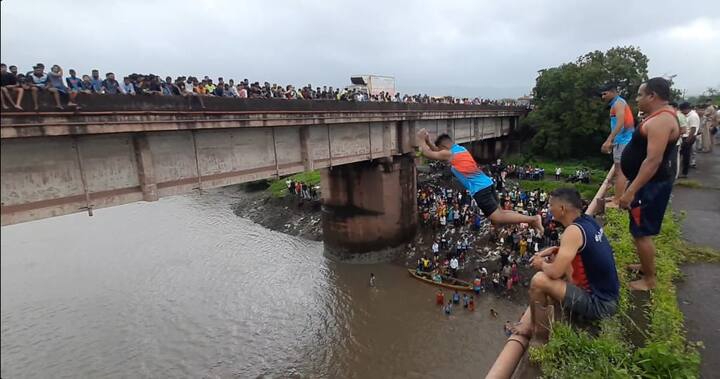 यावेळी सायंकाळच्या सुमारास हे गावकरी धरमतर पुलावर जमा होऊन नारळ अर्पण करण्यात आला. गावातील तरुण हे समुद्राला अर्पण केलेला नारळ मिळविण्यासाठी तब्बल 40 ते 50 फूट उंचीवरील पुलावरून पाण्यात उडी मारून नारळ मिळविण्याचा प्रयत्न करताना दिसून आले.