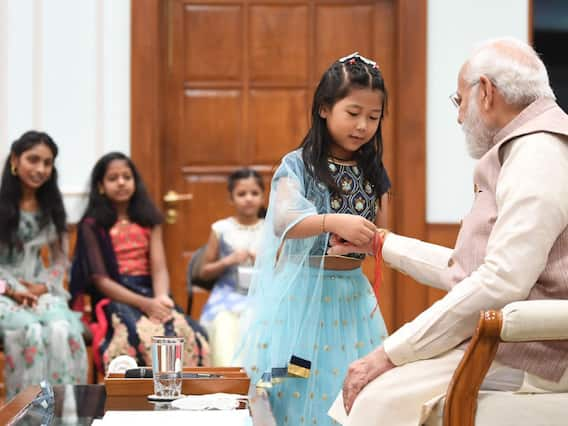 Raksha Bandhan 2022: पीएम मोदी ने सफाईकर्मी, माली और वाहन चालकों की बेटियां से बंधवाई राखियां, देखें फोटो