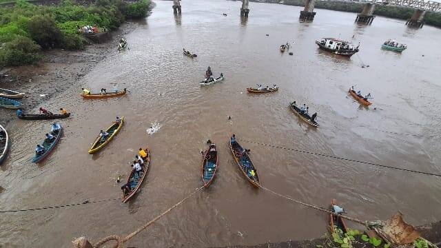 Raigad : अलिबाग येथे नारळी पोर्णिमेनिमित्त धरमतर येथे शेकडो गावकऱ्यांची गर्दी झाली होती.  छोट्या होड्या घेऊन नारळ मिळविण्यासाठी गावकऱ्यांची लगबग